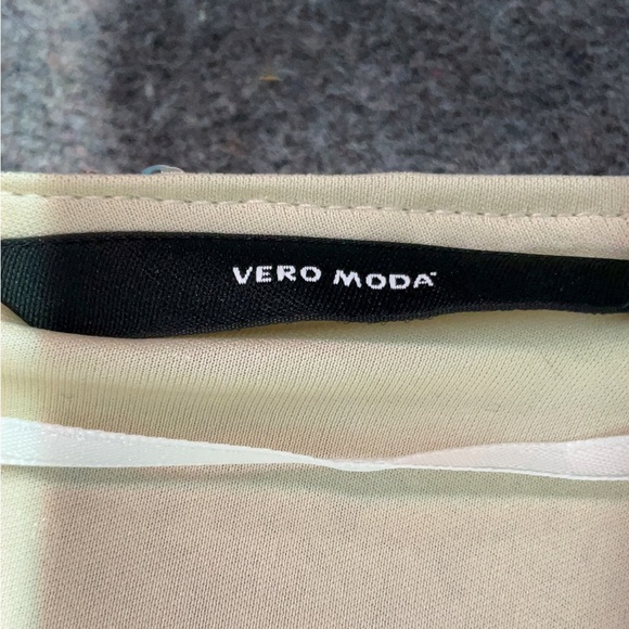 VERO MODA SILVER SEQUIN DRESS - Picture 6 of 9